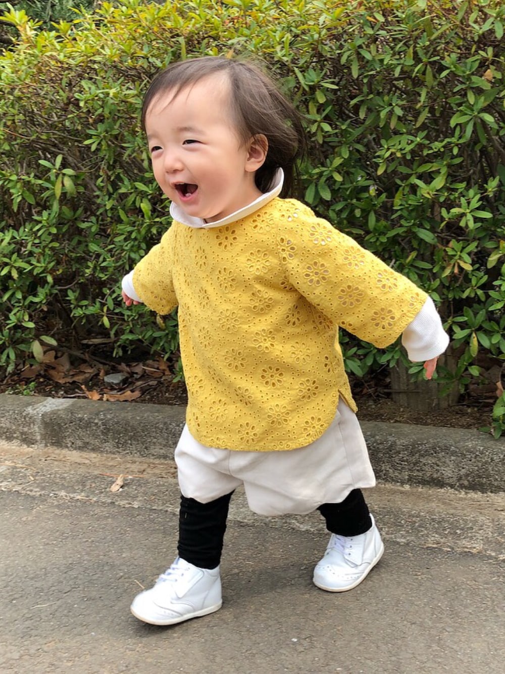 「女の子、ファミリア、GAP、プティマイン、黄色、1歳3ヶ月」｜「GAPのGap 織り地カラー長袖 ボディシャツ（ロンパース、ホワイト系）」を使った、k_ha_iさん（キッズ・70cm）の春コーディネートの1枚目の写真