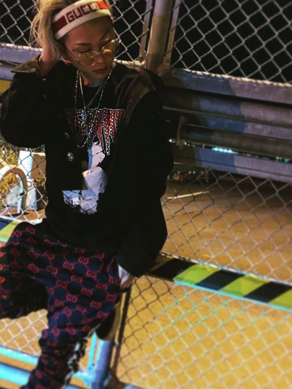 「street、ストリート、GUCCI、AMBUSH、ストリート系、streetstyle、streetfashion、おしゃれさんと繋がりたい」｜「AMBUSHのAMBUSH SSS ミリタリージャケット（ミリタリージャケット、ブラック系）」を使った、Brayzzy さん（メンズ・170cm）の春コーディネートの1枚目の写真