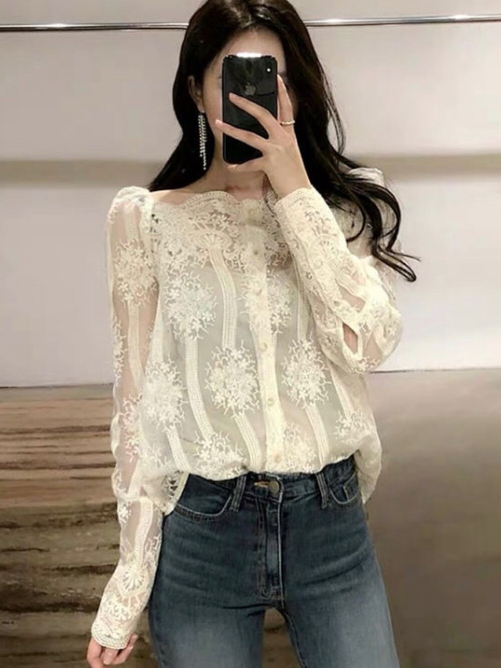 「大人カジュアル、おしゃれさんと繋がりたい、パンツスタイル、カジュアル、レース、レーストップス、韓国ファッション、春コーデ、春、オフィスカジュアル」｜「no brandのCO090:オフショル総レーストップス（シャツ/ブラウス、その他）」を使った、coconi.selectさん（レディース・165cm）の春コーディネートの1枚目の写真