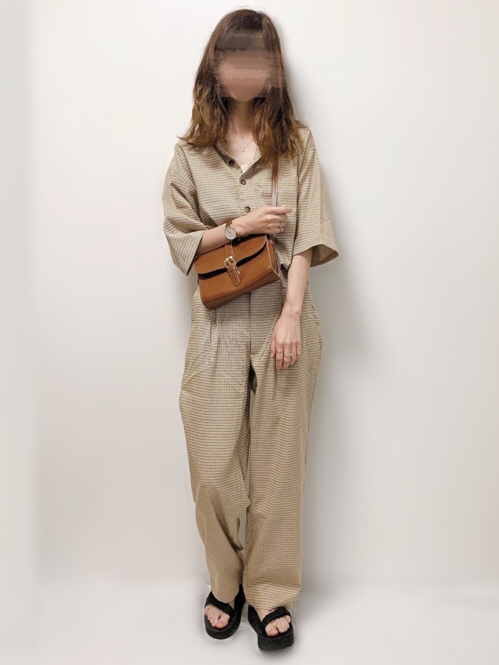 ベージュ系のシャツ/ブラウス、ベージュ系のその他パンツ、ブラック系のサンダルを着用したレディースの夏コーディネートの1枚目の写真