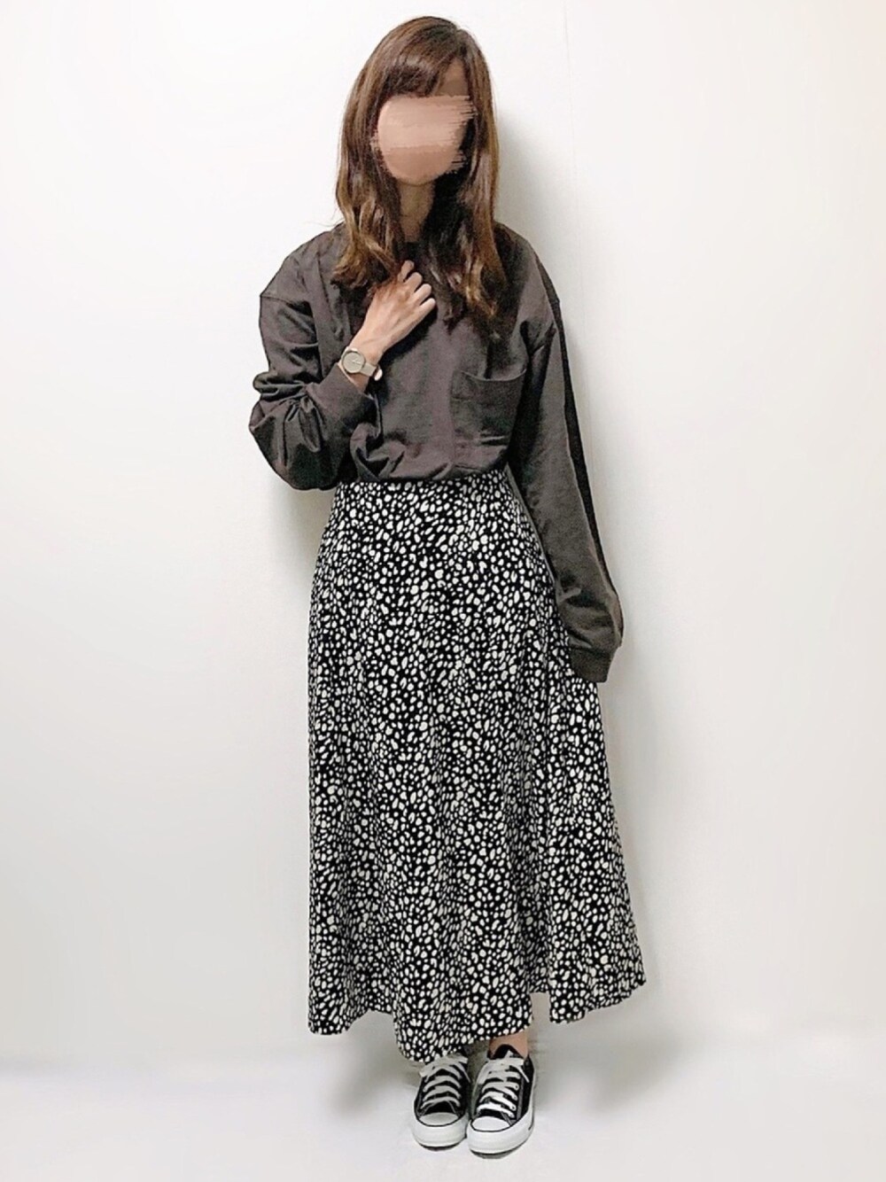 「ユニクロ、UNIQLO、UNIQLO U、クルーネックTシャツ、クルーネック、ロンT、ひょう柄、レオパード、スカート、ロングスカート」｜「UNIQLOのクルーネックT（長袖）（Tシャツ/カットソー、ブラウン系）」を使った、aikoさん（レディース・165cm）の秋コーディネートの1枚目の写真