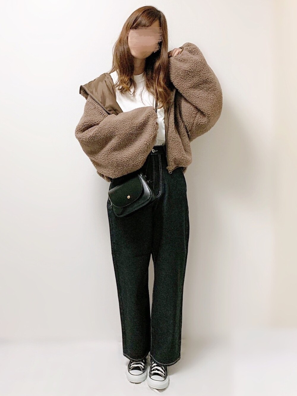 「apresjour、ボア、ボアジャケット、もこもこ、デニム、プチプラ、プチプラコーデ、シンプルコーデ、UNIQLO、Tシャツ」｜「UNIQLOのクルーネックT（長袖）（Tシャツ/カットソー、ホワイト系）」を使った、aikoさん（レディース・165cm）の秋コーディネートの1枚目の写真