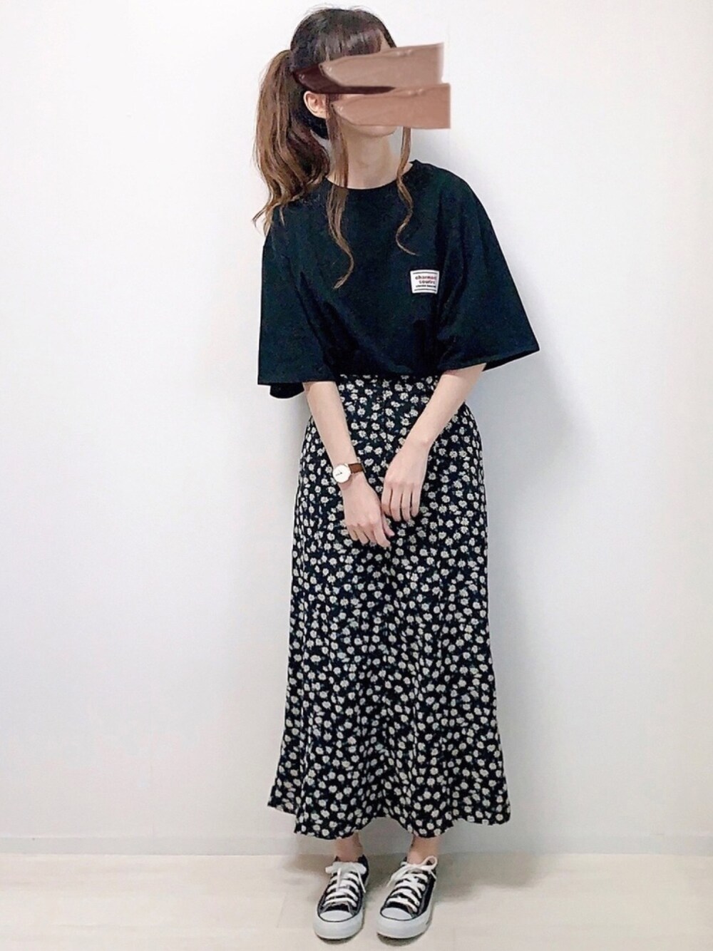 ブラック系のTシャツ/カットソー、ブラック系のスカート、ブラック系のスニーカーを着用したレディースの春コーディネートの1枚目の写真