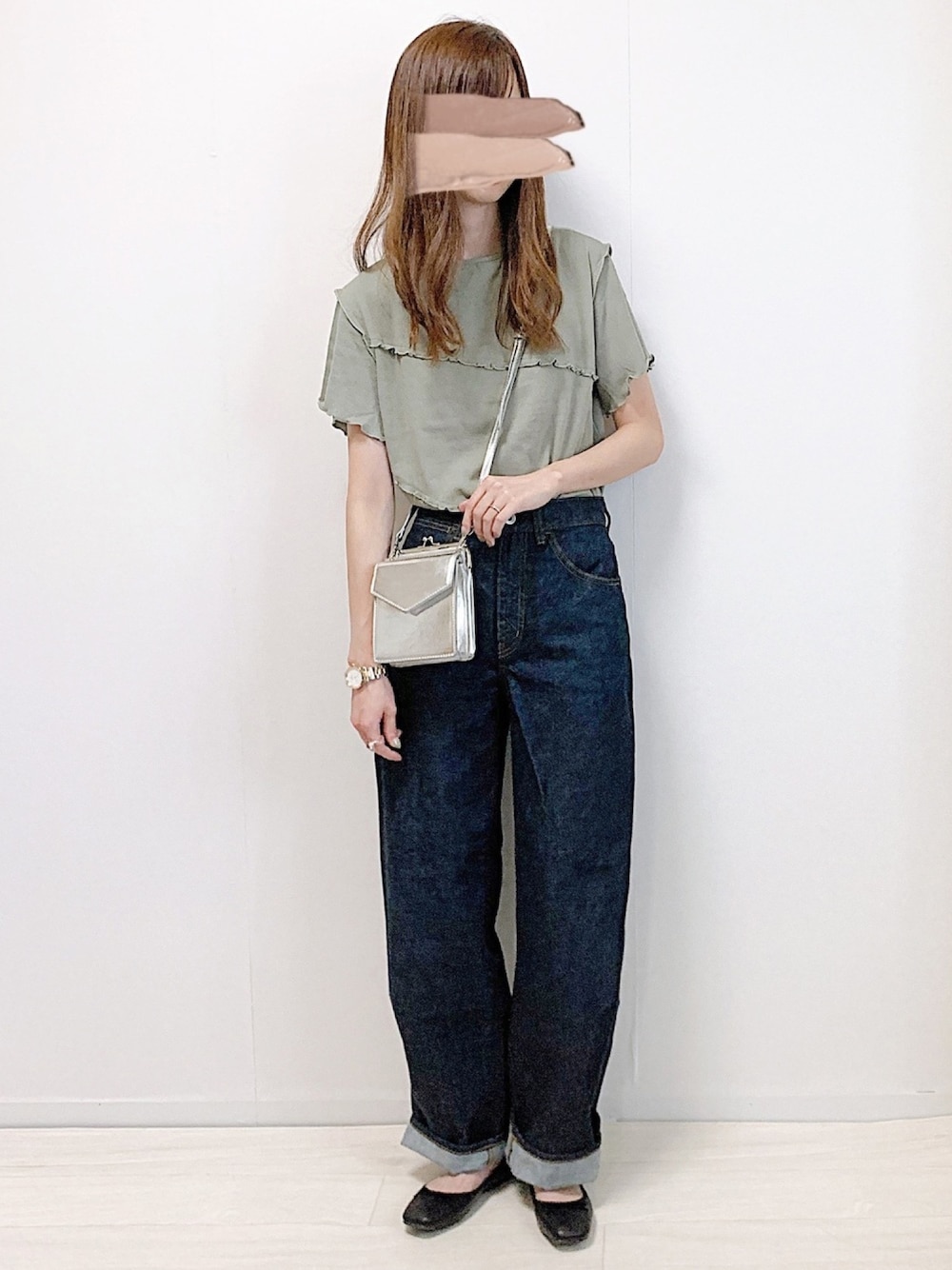 「大人カジュアル、GRL、プチプラ、プチプラコーデ、バレエシューズ、デニム、デニムパンツ、UNIQLO、UNIQLO U、ユニクロ」｜「GRLのメロウフリルトップス（Tシャツ/カットソー、グリーン系）」を使った、aikoさん（レディース・165cm）の秋コーディネートの1枚目の写真