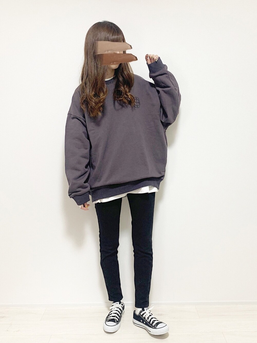 グレー系のスウェット、ホワイト系のTシャツ/カットソー、ブラック系のその他パンツを着用したレディースの冬コーディネートの1枚目の写真