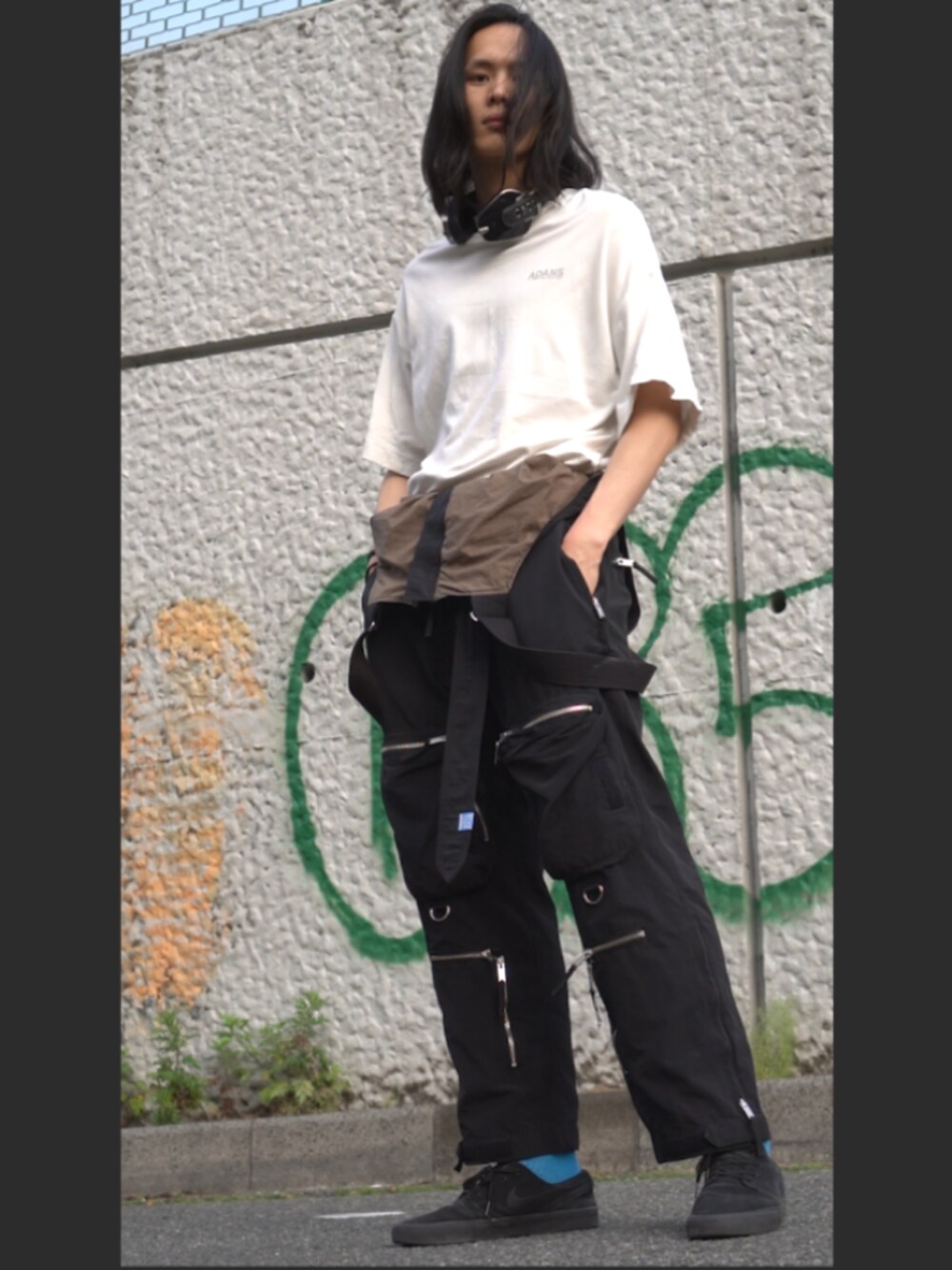 「シンプルコーデ、ストリート、スニーカー、春コーデ、オトナカジュアル、ブラック、ラフ、白Tシャツ、カジュアルコーデ、パンツスタイル」｜「ADANSのバックロゴT（Tシャツ/カットソー、ホワイト系）」を使った、Hiroaki"Chris"OKAさん（メンズ・187cm）の春コーディネートの1枚目の写真