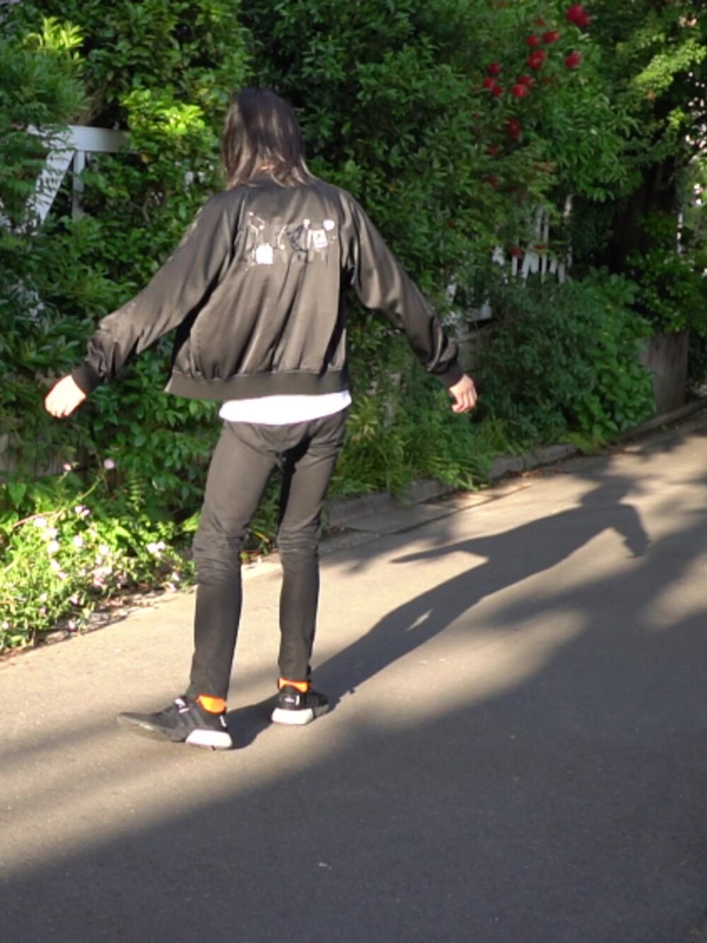 「JOHN LAWRENCE SULLIVANのRIGID DENIM STRAIGHT PANTS（デニムパンツ、ブラック系）」を使った、Hiroaki"Chris"OKAさん（メンズ・187cm）の春コーディネートの1枚目の写真