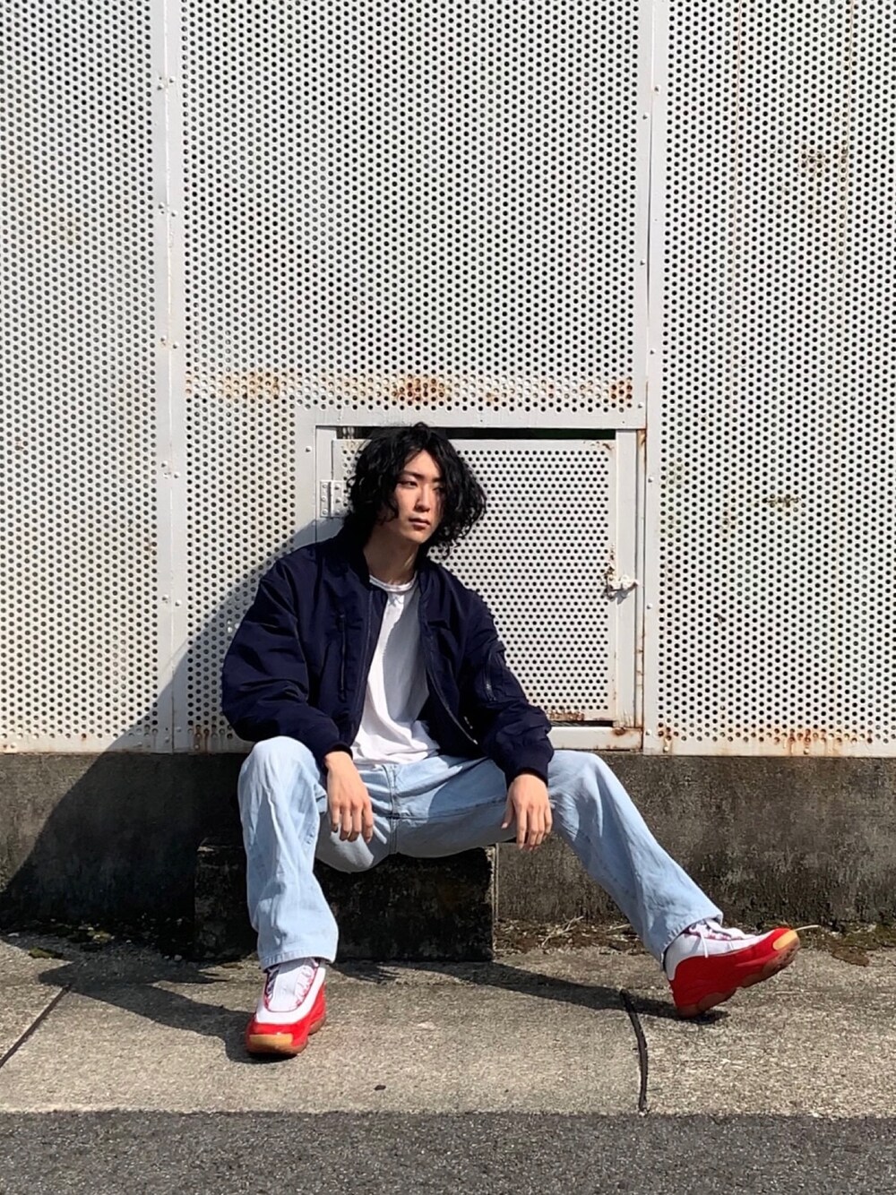 「春夏コーデ、グランジ、古着MIX、古着、UNIQLO+J、メンズファッション、今日のコーデ、春アウター、デニム、ストリートMIX」｜「UNIQLOのJILSANDERコラボのMA-1ブルゾン（MA-1、ブルー系）」を使った、ぱちちさん（メンズ・174cm）の春コーディネートの1枚目の写真