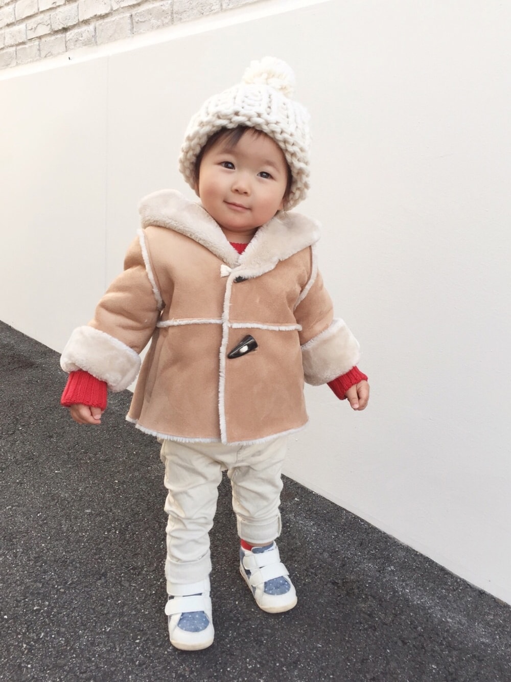 「クリスマスカラー、おんなのこ、ダッフルコート、ムートンコート、赤ニット、白パンツ、ケーブルニット、スキニーパンツ、ニット帽、1歳」｜「B:MING by BEAMSのビーミング by ビームス / フェイクムートンコート＜KIDS＞（ムートンコート、ベージュ系）」を使った、kanon&riiさん（キッズ・80cm）の冬コーディネートの1枚目の写真