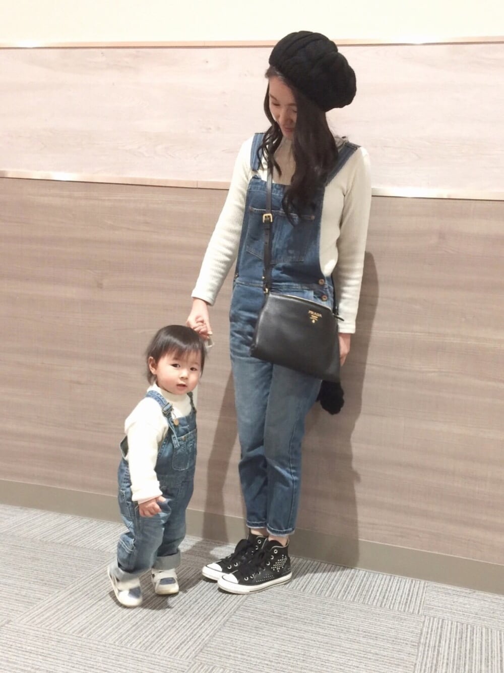 ブルー系のサロペット/オーバーオール、ホワイト系のTシャツ/カットソー、ブルー系のオールインワン・サロペットを着用したキッズの冬コーディネートの1枚目の写真