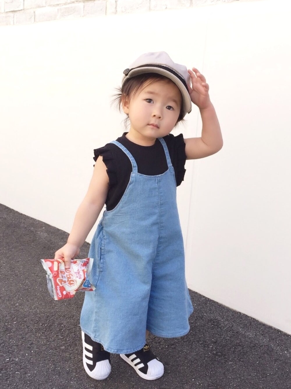 「シンプルコーデ、夏コーデ、kids、おんなのこコーデ、1歳、キャスケット、サロペット、デニム、スーパースター、ワイドパンツ」｜「petit mainのマリンキャップ（キャスケット、グレー系）」を使った、kanon&riiさん（キッズ・80cm）の春コーディネートの1枚目の写真