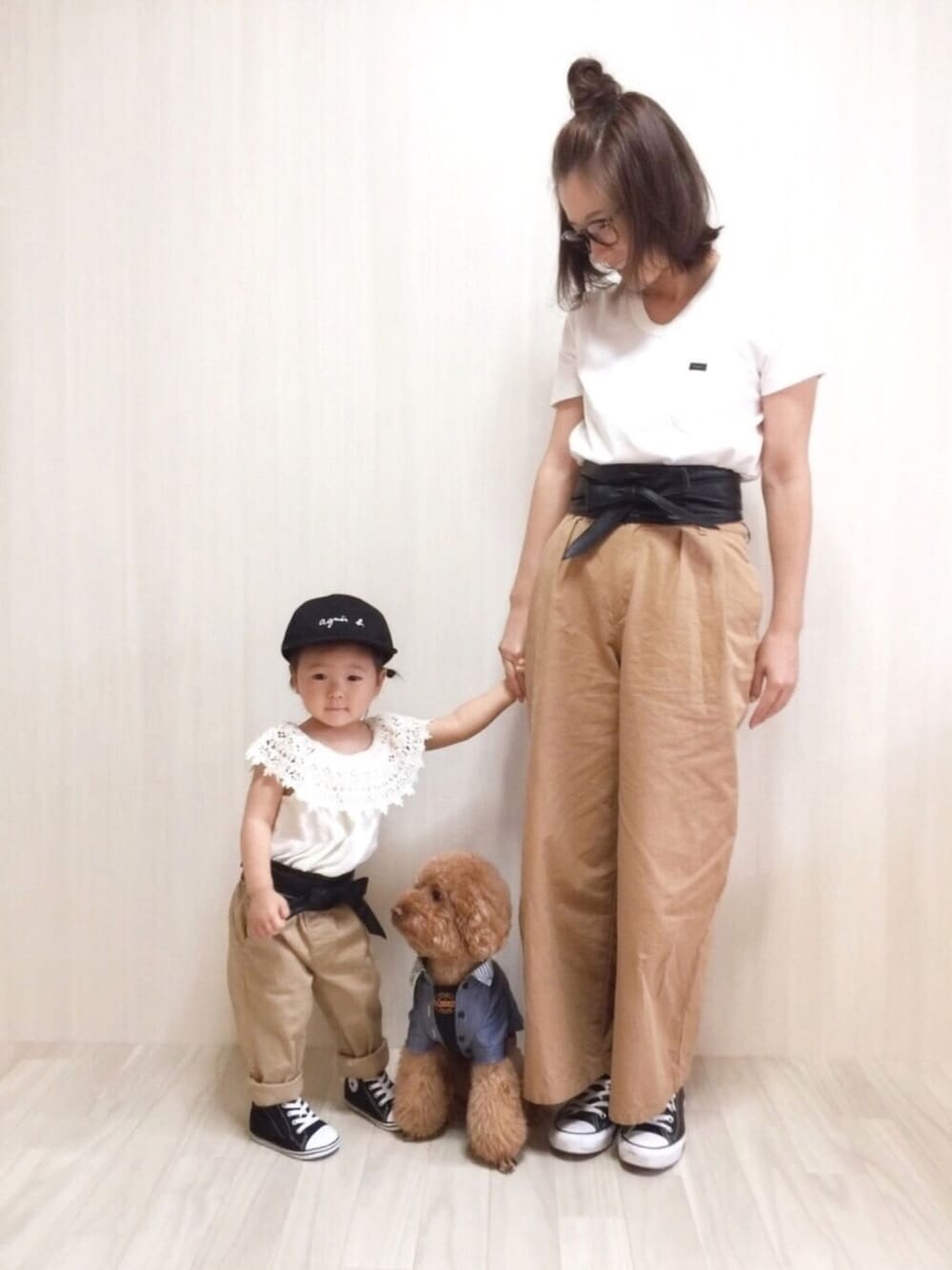 ホワイト系のトップス、ベージュ系のその他パンツ、ホワイト系のTシャツ/カットソーを着用したキッズの夏コーディネートの1枚目の写真