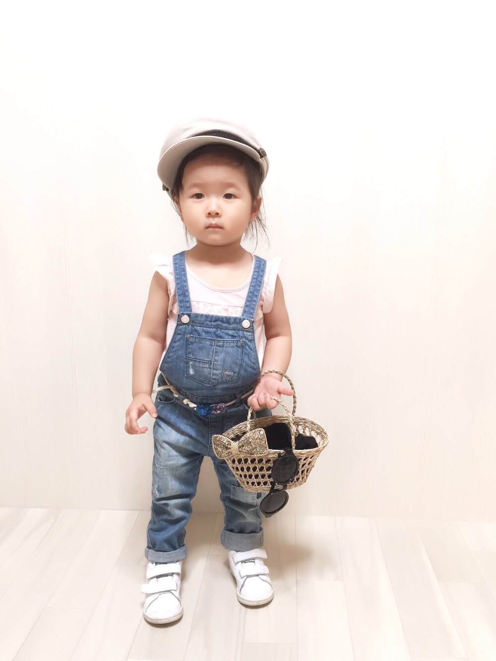 ブルー系のオールインワン・サロペット、ホワイト系のスニーカー、ピンク系のTシャツ/カットソーを着用したキッズの夏コーディネートの1枚目の写真