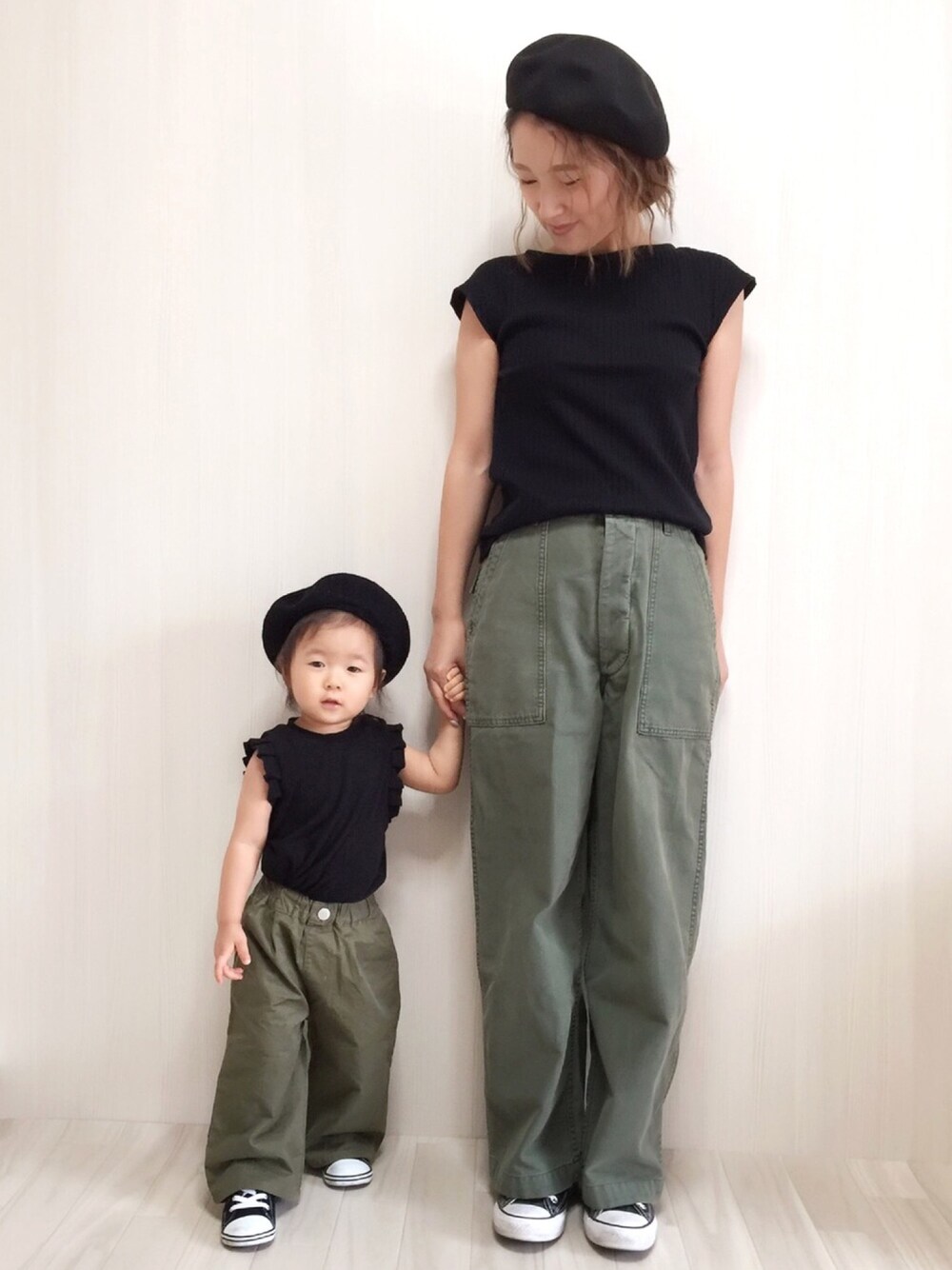 ブラック系のTシャツ/カットソー、グリーン系のその他パンツ、ブラック系のスニーカーを着用したキッズの夏コーディネートの1枚目の写真