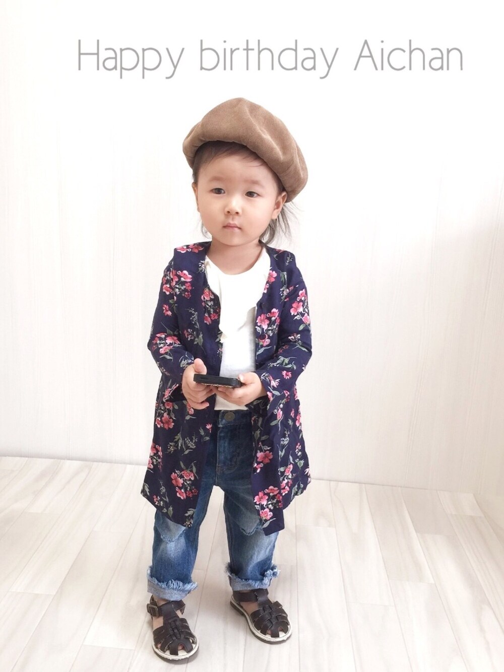 「シンプルコーデ、ベレー帽、花柄ワンピース、キャメル、ダメージデニムパンツ、白Tシャツ、ノースリーブ、秋のコーデ、秋コーデ、レトロ」｜「CIAOPANIC TYPYの【ママとお揃い】フラワー2WAYワンピース（ワンピース、ブルー系）」を使った、kanon&riiさん（キッズ・80cm）の夏コーディネートの1枚目の写真
