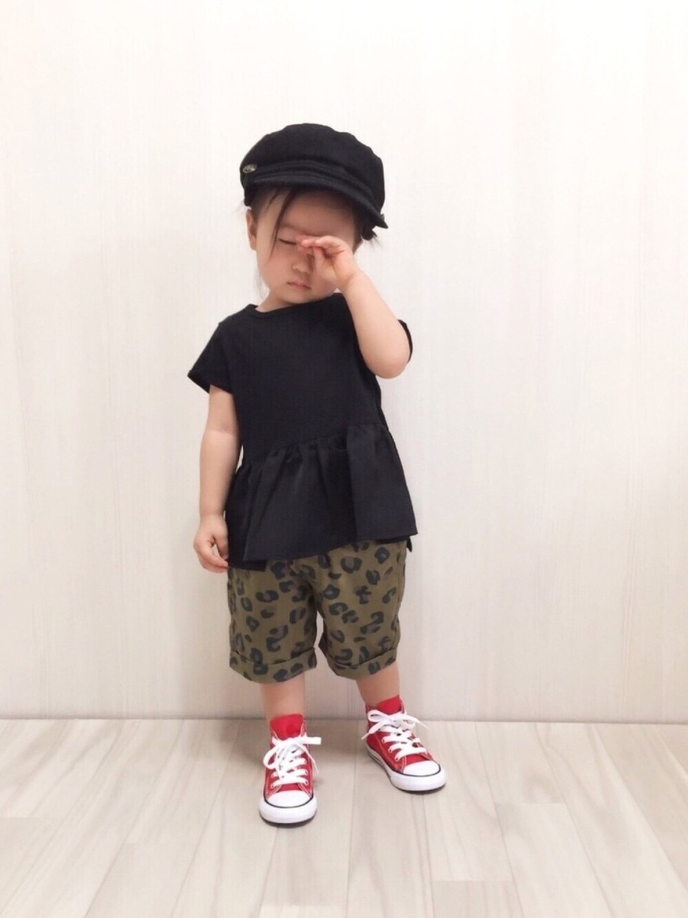 ブラック系のTシャツ/カットソー、ベージュ系のその他パンツ、レッド系のスニーカーを着用したキッズの秋コーディネートの1枚目の写真