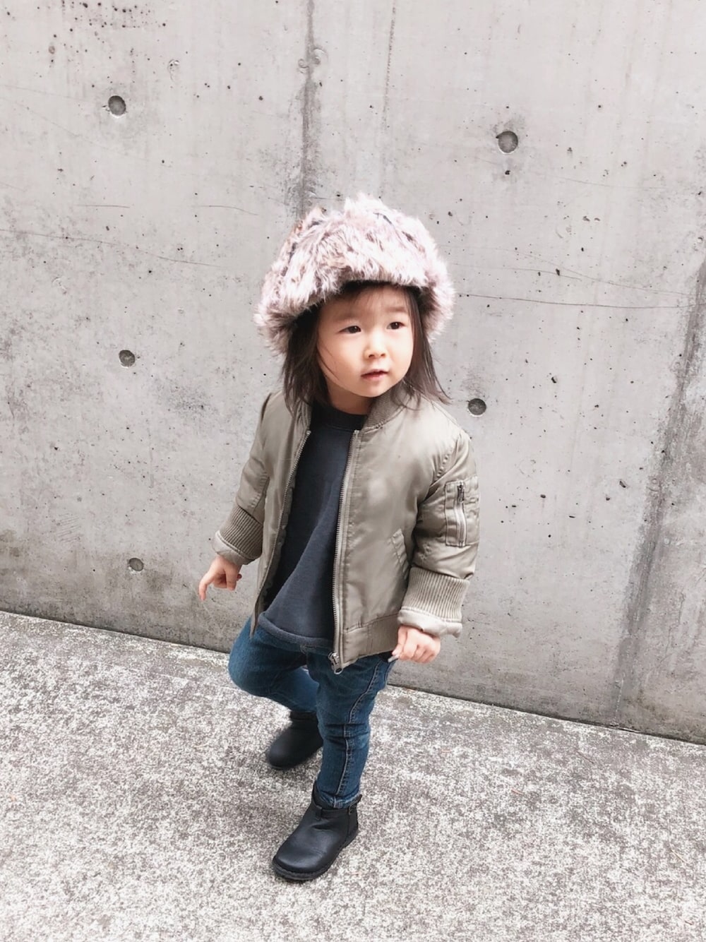 「キッズコーデ、キッズファッション、フライトキャップ、MA-1、ヴィンテージ、スキニーデニム、ブーツ、GAP、ボーイズライク、ファー小物」｜「GAPのGap コージー トラッパーハット（ハット、ブラック系）」を使った、kanon&riiさん（キッズ・80cm）の冬コーディネートの1枚目の写真