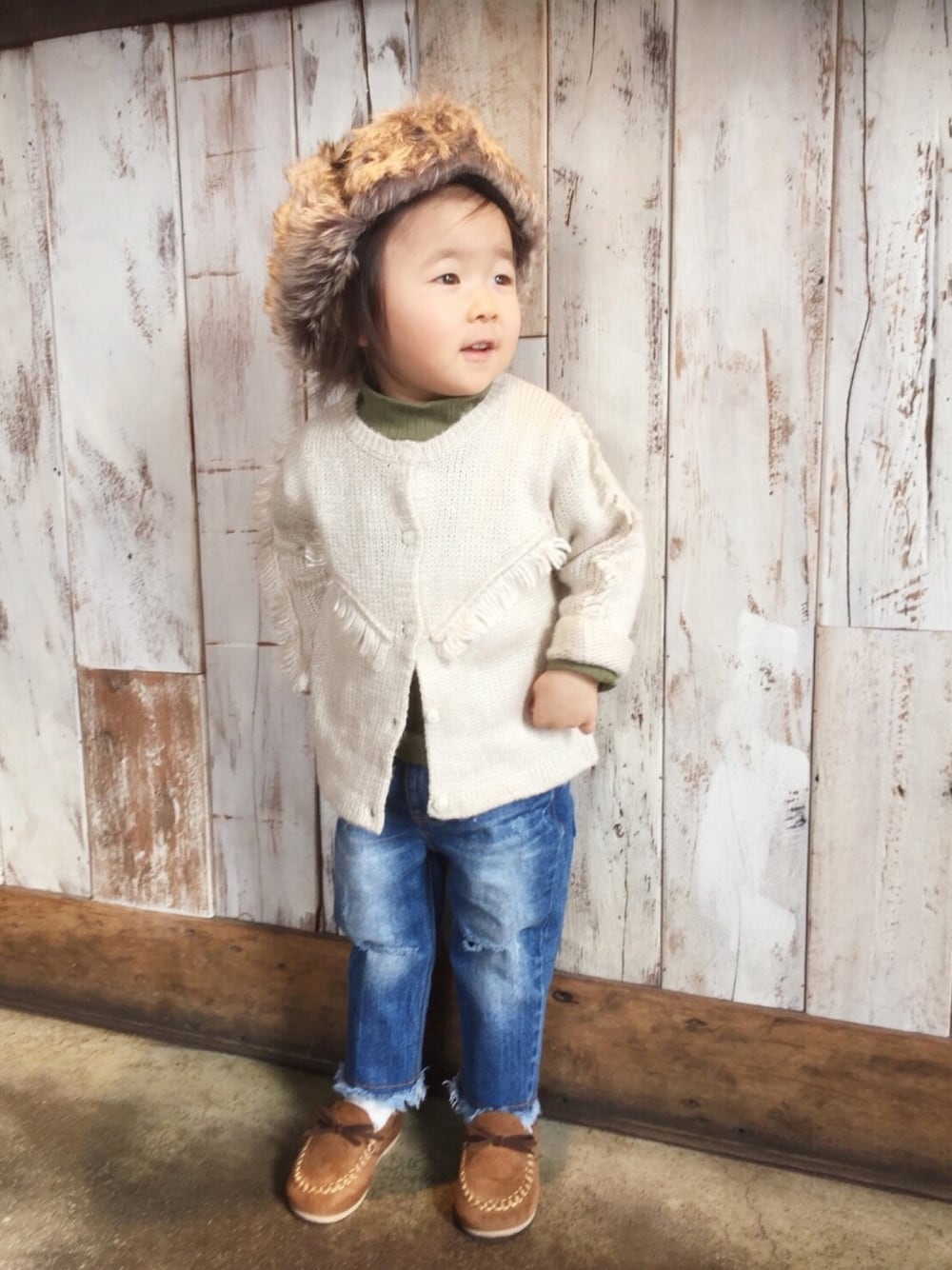 「フライトキャップ、GAP、西松屋、モカシン、フリンジニット、2歳、ZARA KIDS、キッズコーデ、カーディガン、フリンジデニム」｜「GAPのGap コージー トラッパーハット（ハット、ブラック系）」を使った、kanon&riiさん（キッズ・80cm）の冬コーディネートの1枚目の写真