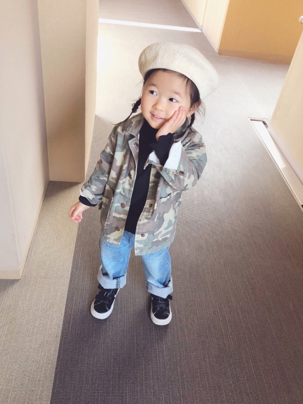 ブラック系のTシャツ/カットソー、グリーン系のミリタリージャケット、ブルー系のその他パンツを着用したキッズの春コーディネートの1枚目の写真