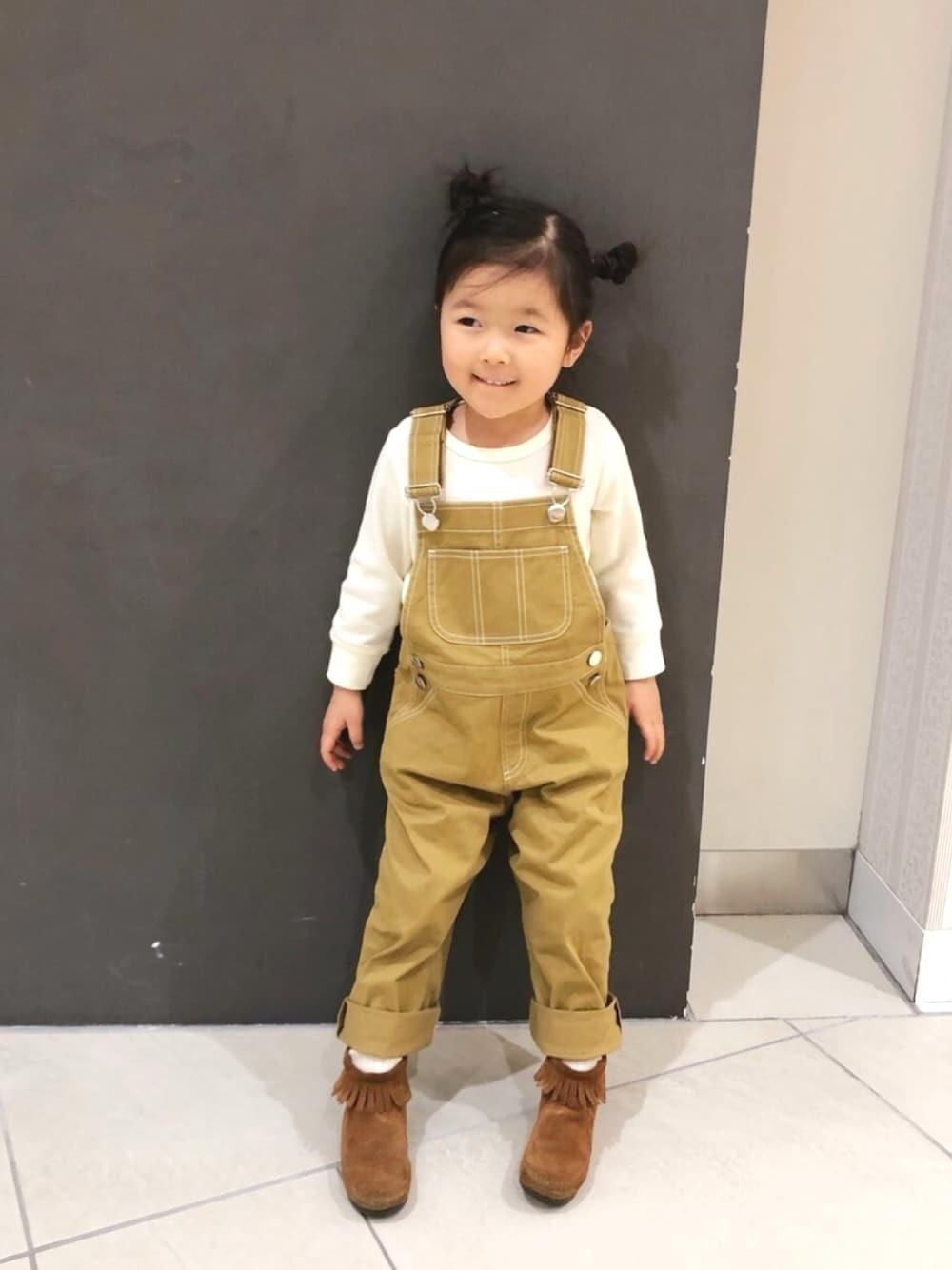 「平成最後のWEARISTAセンバツ、女の子コーデ、オーバーオール、ベージュコーデ、ワッフル、春コーデ、キッズコーデ、ローリーズファーム(LOWRYS FARM)、ブラウンコーデ、3歳」｜「LOWRYS FARMのストレッチツイルオーバーオール　830349（サロペット/オーバーオール、ブラウン系）」を使った、kanon&riiさん（キッズ・100cm）の春コーディネートの1枚目の写真