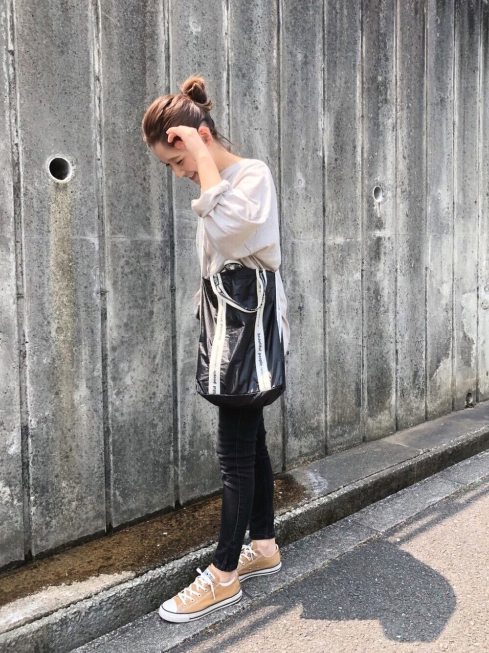 「ママコーデ、ママファッション、スキニーデニム、niko and ...、ブラックデニム、converse、コンバース オールスター、beautiful people、休日コーデ、おしゃれさんと繋がりたい」｜「niko and...の天竺シシャモ袖プルオーバー（Tシャツ/カットソー、その他）」を使った、kanon&riiさん（キッズ・100cm）の春コーディネートの1枚目の写真
