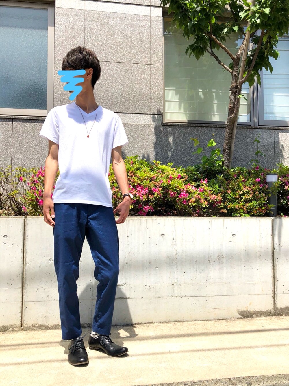 「休日スタイル、夏コーデ、オトナカジュアル、キレイめ、ＧＷ、Tシャツ、シンプル、ラフ、ブルー、ブルー x ホワイト」｜「OLD NAVYのアイテム（Tシャツ/カットソー、ホワイト系）」を使った、タツさん（メンズ・186cm）の春コーディネートの1枚目の写真