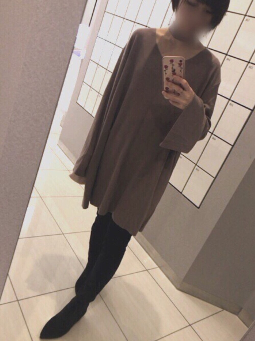 「パンツスタイル、ベージュ、ユニクロ」｜「うしろのアイテム（ワンピース、ベージュ系）」を使った、mさん（レディース・152cm）の冬コーディネートの1枚目の写真