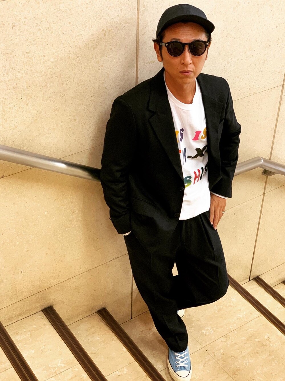 「シンプル、スニーカー、カジュアルコーデ、おしゃれさんと繋がりたい、ブラックコーデ、大人カジュアル、streetstyle、wastedyouth、UNITED ARROWS & SONS、poggytheman」｜「UNITED ARROWS & SONSのアイテム（テーラードジャケット、ブラック系）」を使った、TAKAHIROさん（メンズ・170cm）の秋コーディネートの1枚目の写真
