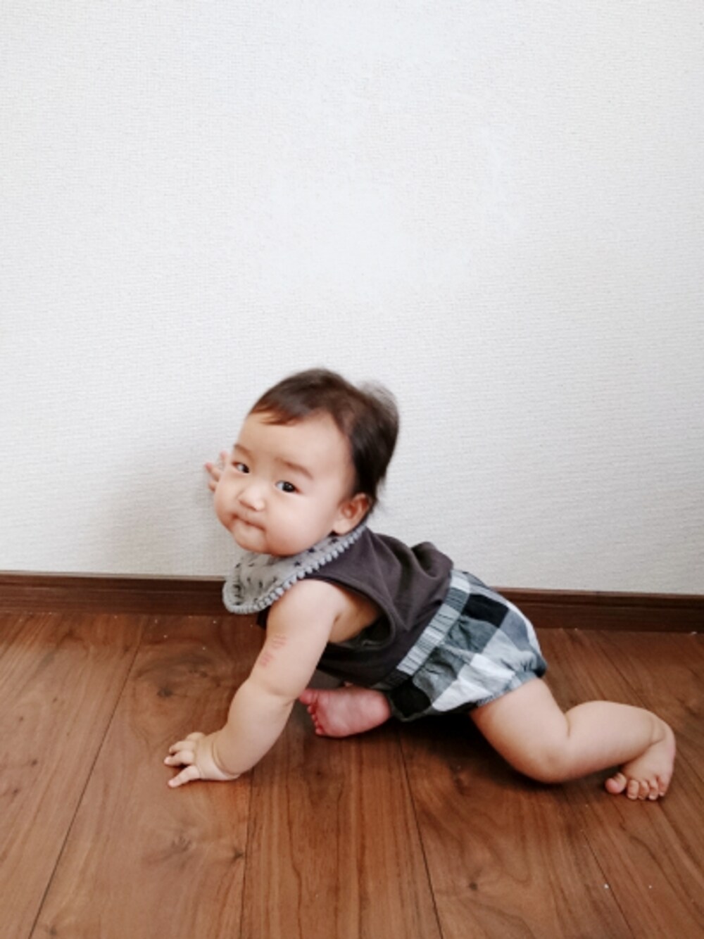 グレー系のTシャツ/カットソー、その他のパンツを着用したキッズの夏コーディネートの1枚目の写真
