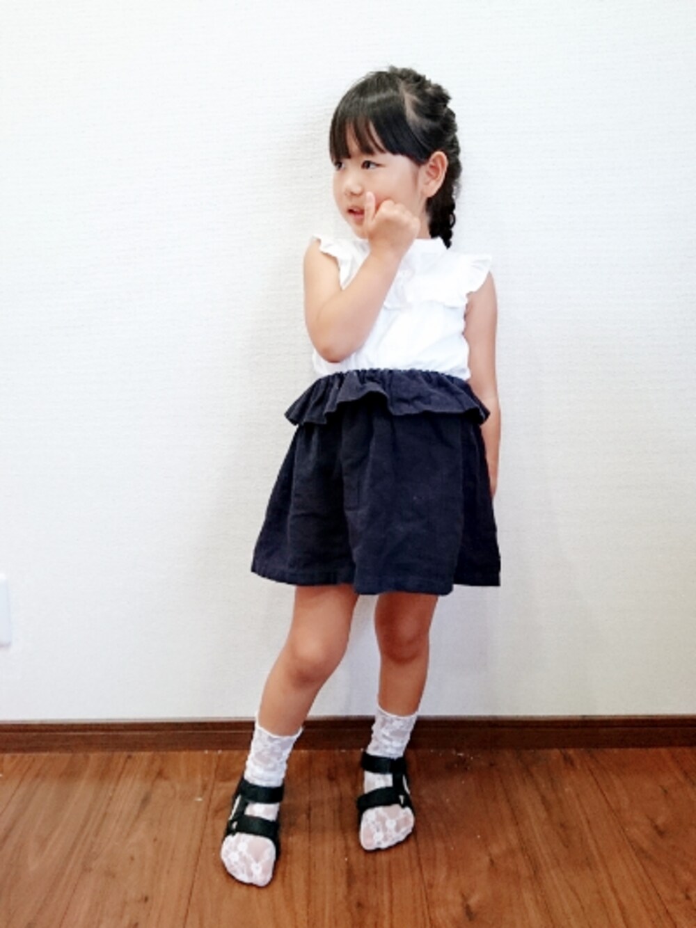 ホワイト系のシャツ/ブラウス、ブルー系のスカート、その他のその他を着用したキッズの夏コーディネートの1枚目の写真