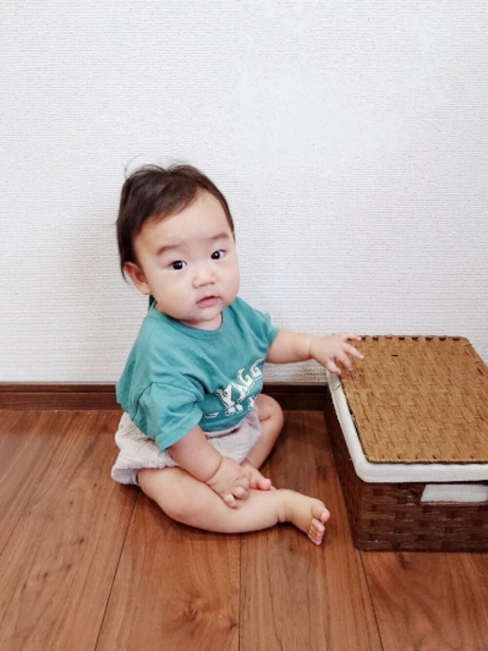 ベージュ系のその他パンツ、グリーン系のロンパースを着用したキッズの夏コーディネートの1枚目の写真