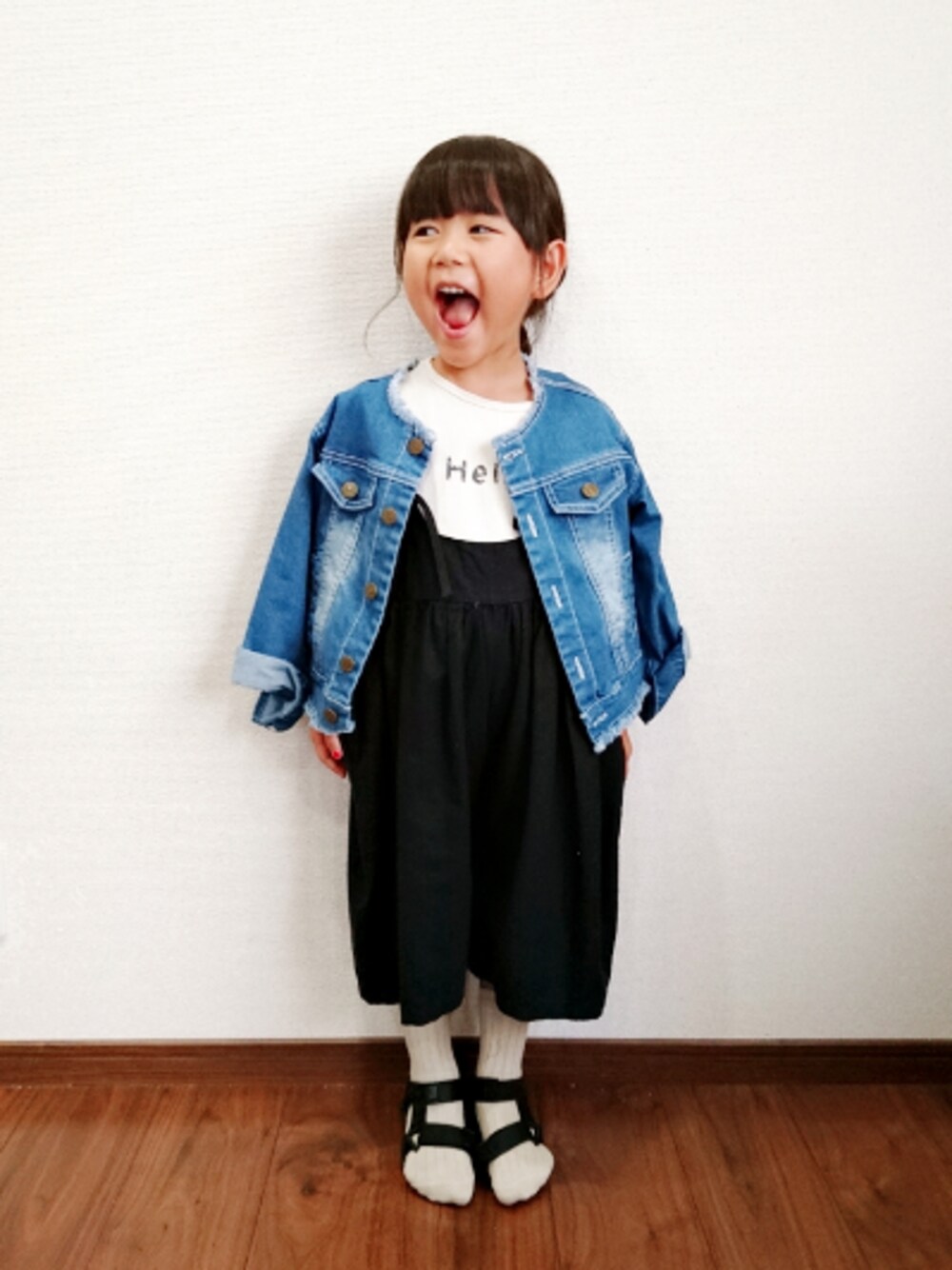 ブルー系のデニムジャケット、ブラック系のサロペット/オーバーオール、ホワイト系のTシャツ/カットソーを着用したキッズの夏コーディネートの1枚目の写真