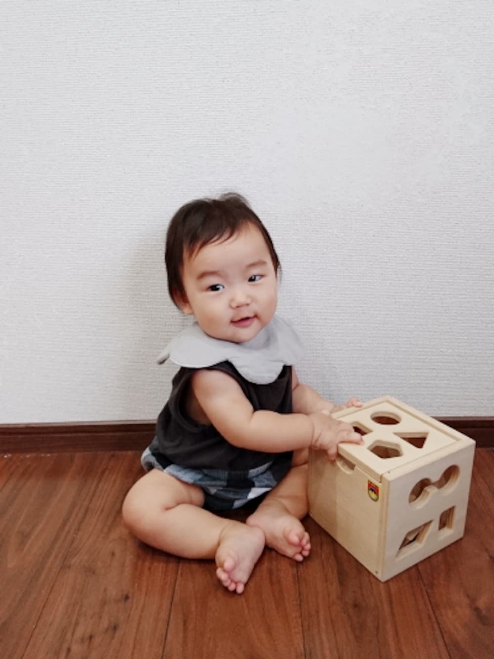 その他のパンツ、グレー系のTシャツ/カットソー、グレー系のスタイ/よだれかけを着用したキッズの秋コーディネートの1枚目の写真