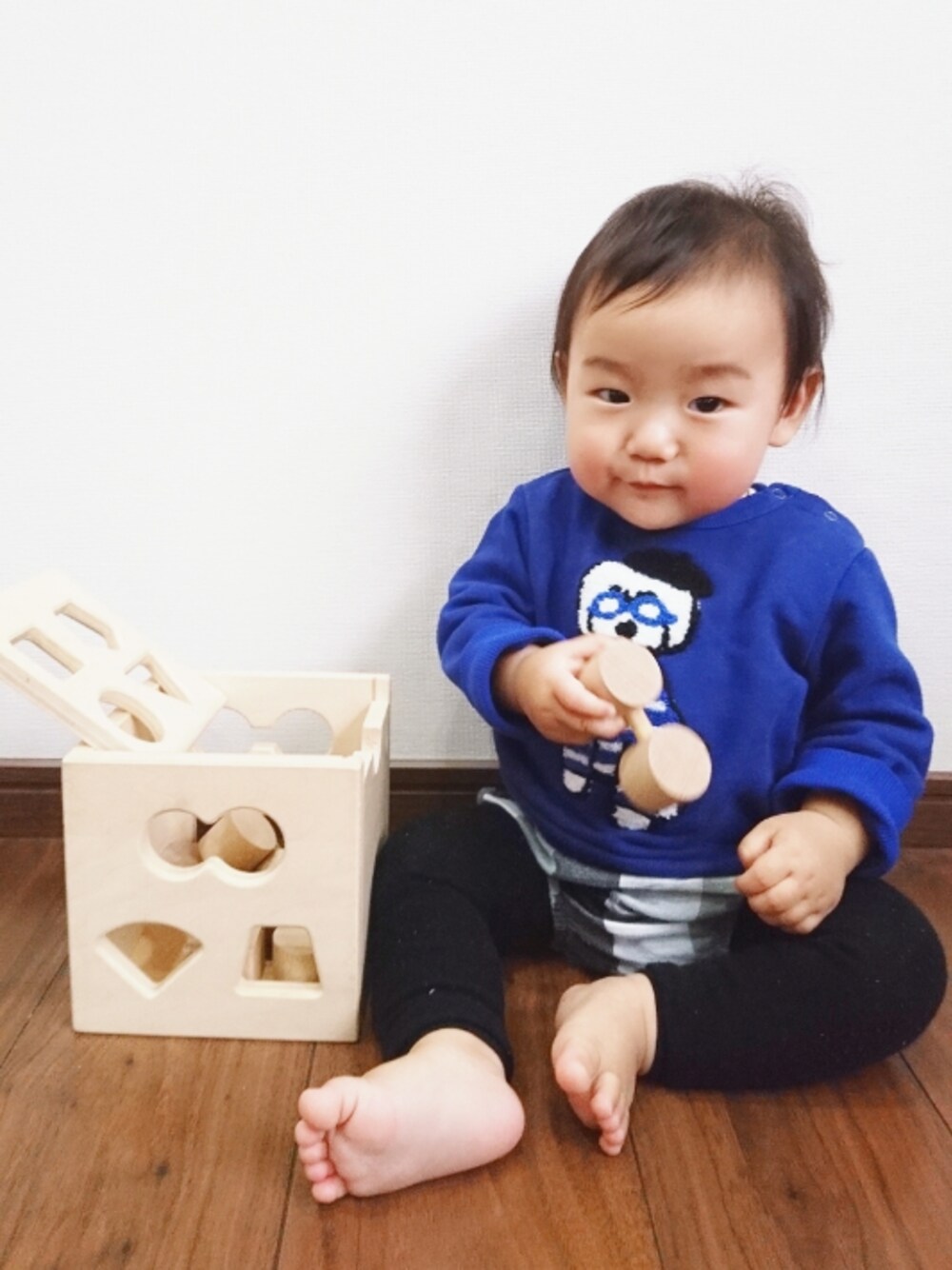 ブルー系のスウェット、その他のパンツ、ブラック系のレギンス/スパッツを着用したキッズの秋コーディネートの1枚目の写真