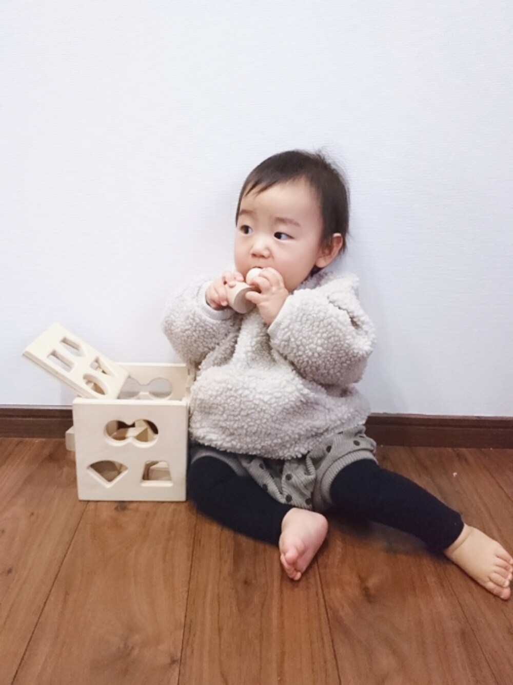 ベージュ系のその他パンツ、ベージュ系のトップスを着用したキッズの冬コーディネートの1枚目の写真