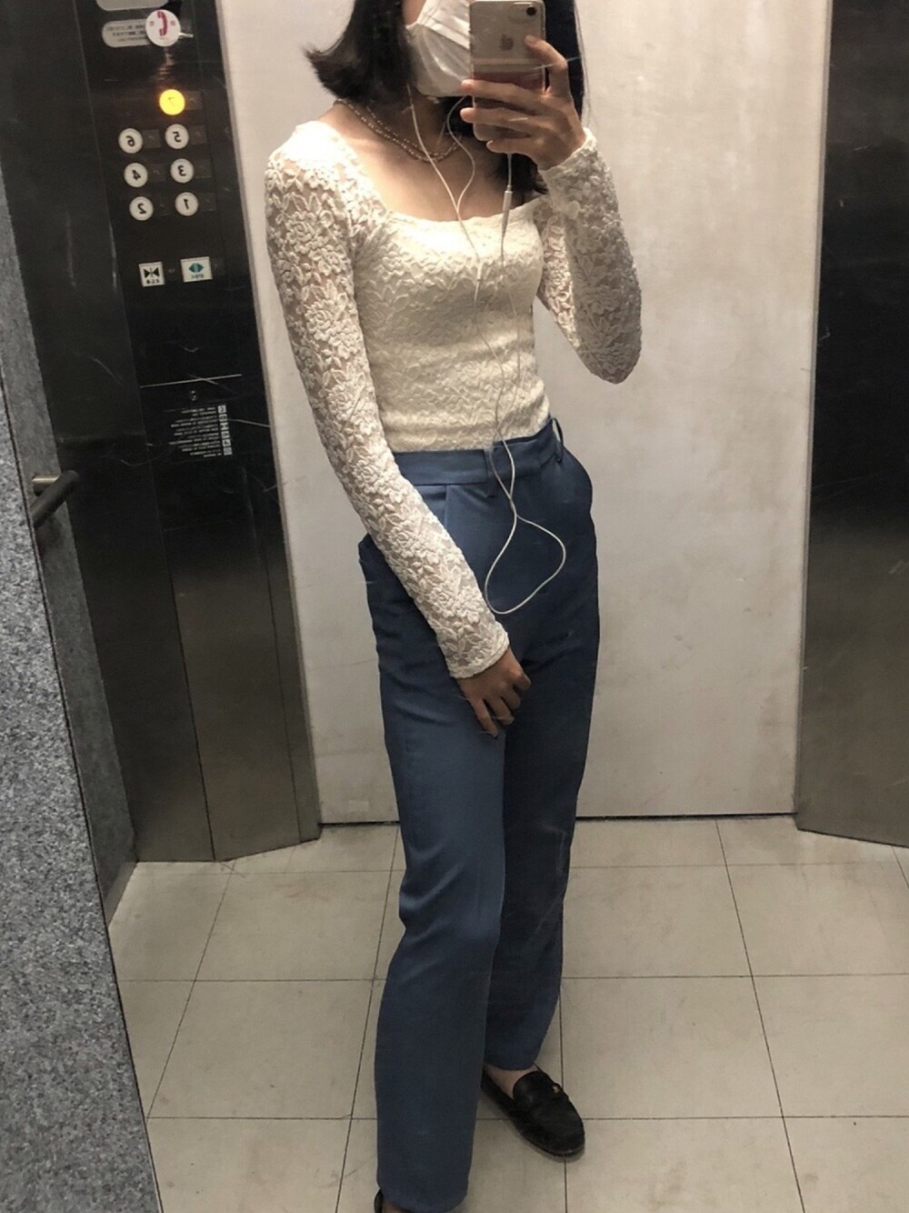 「Abercrombie&Fitchのアイテム（その他トップス、ホワイト系）」を使った、Sharonさん（レディース・162cm）の秋コーディネートの1枚目の写真