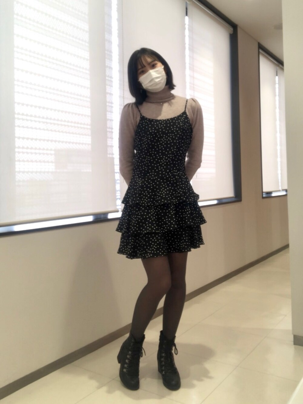 「FOREVER 21のアイテム（ワンピース、ブラック系）」を使った、Sharonさん（レディース・162cm）の冬コーディネートの1枚目の写真