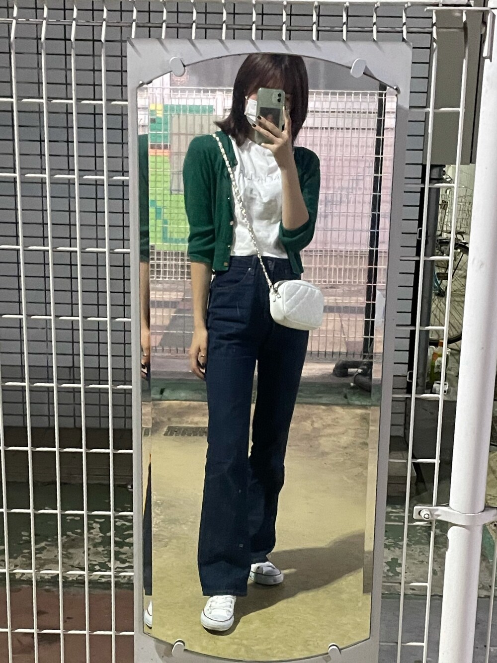 「H&Mのアイテム（Tシャツ/カットソー、ホワイト系）」を使った、Sharonさん（レディース・162cm）の夏コーディネートの1枚目の写真
