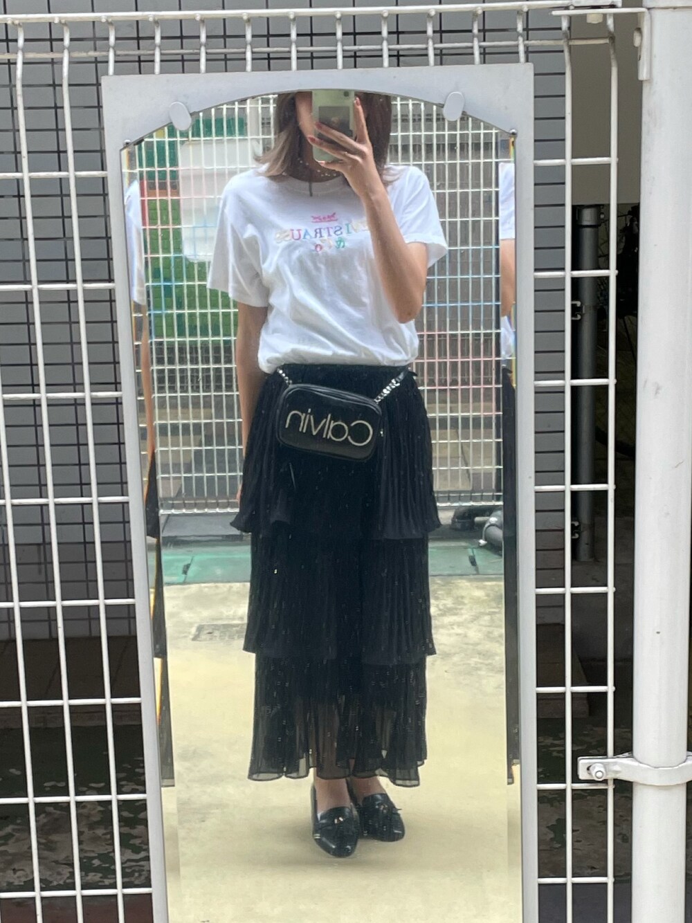 「Levi'sのアイテム（Tシャツ/カットソー、ホワイト系）」を使った、Sharonさん（レディース・162cm）の夏コーディネートの1枚目の写真