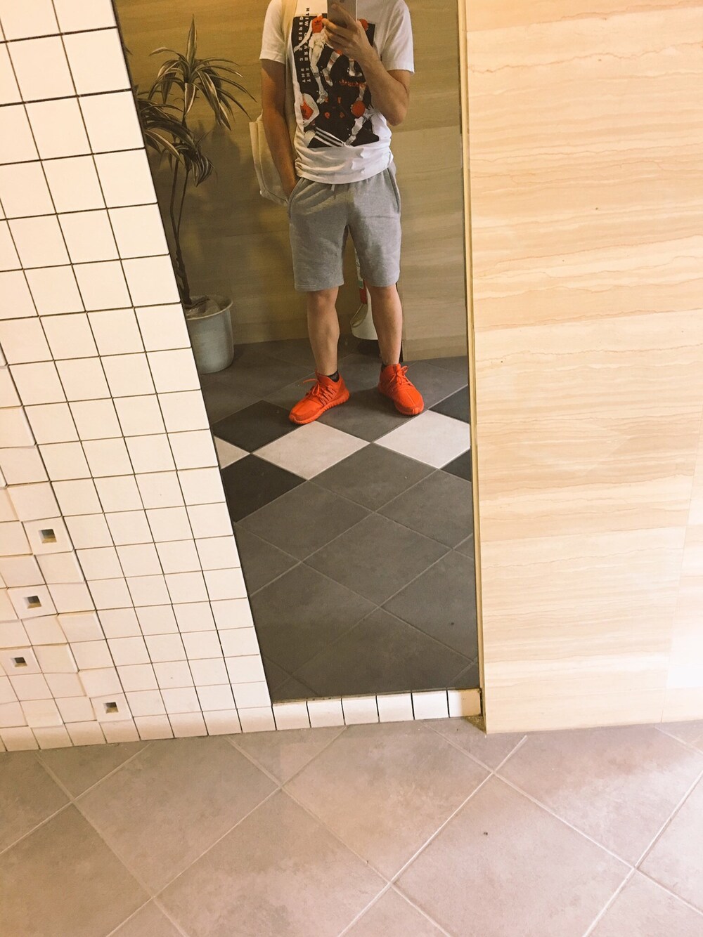 ホワイト系のTシャツ/カットソー、グレー系のその他パンツを着用したメンズの冬コーディネートの1枚目の写真