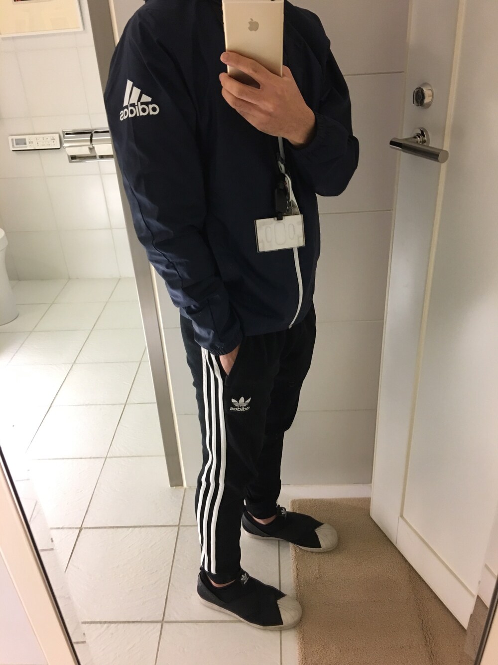 ホワイト系のスリッポン、ブラック系のその他パンツ、その他のジャケット/アウターを着用したメンズの冬コーディネートの1枚目の写真