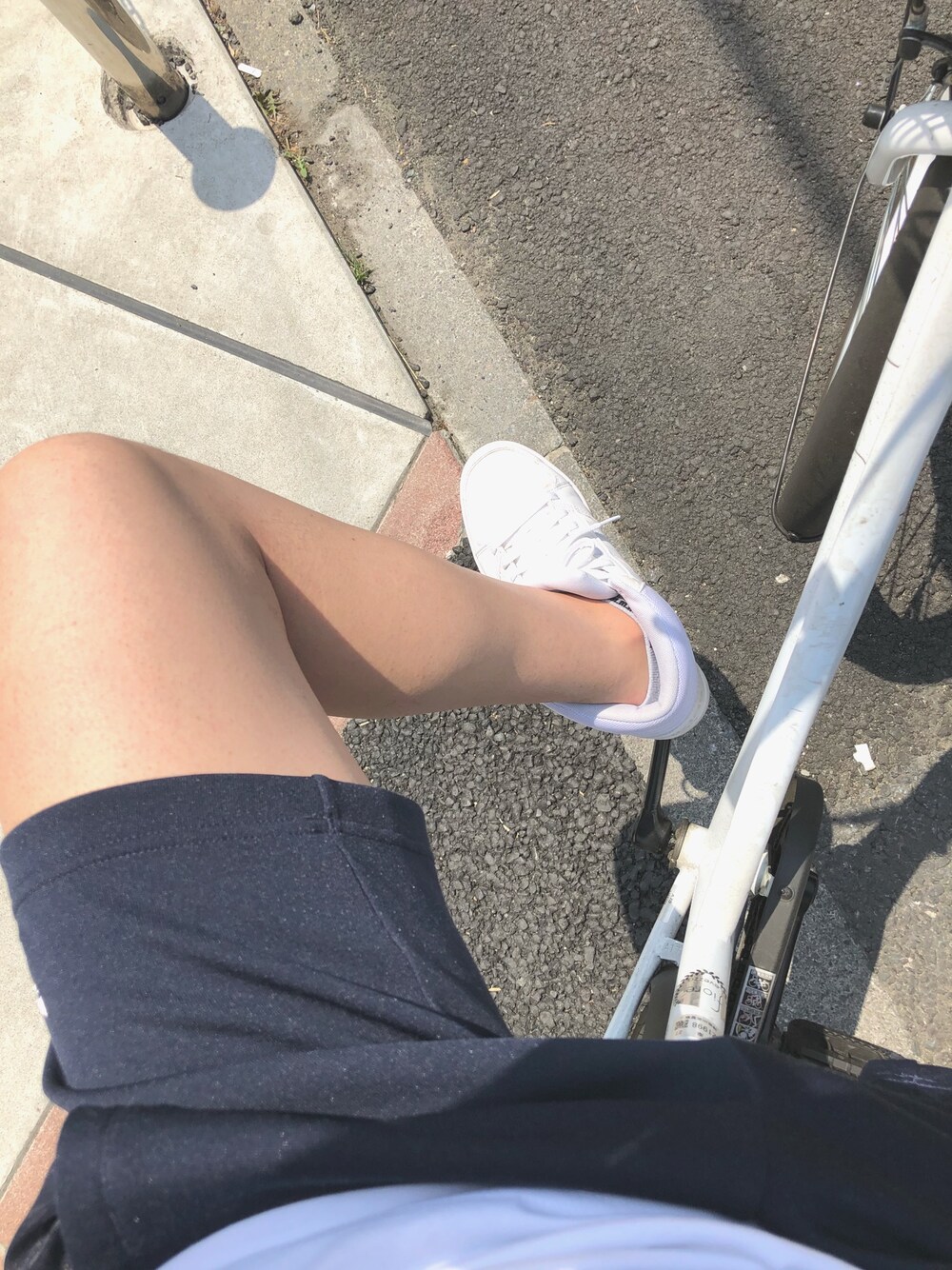 ホワイト系のスニーカー、その他のパンツを着用したメンズの春コーディネートの1枚目の写真