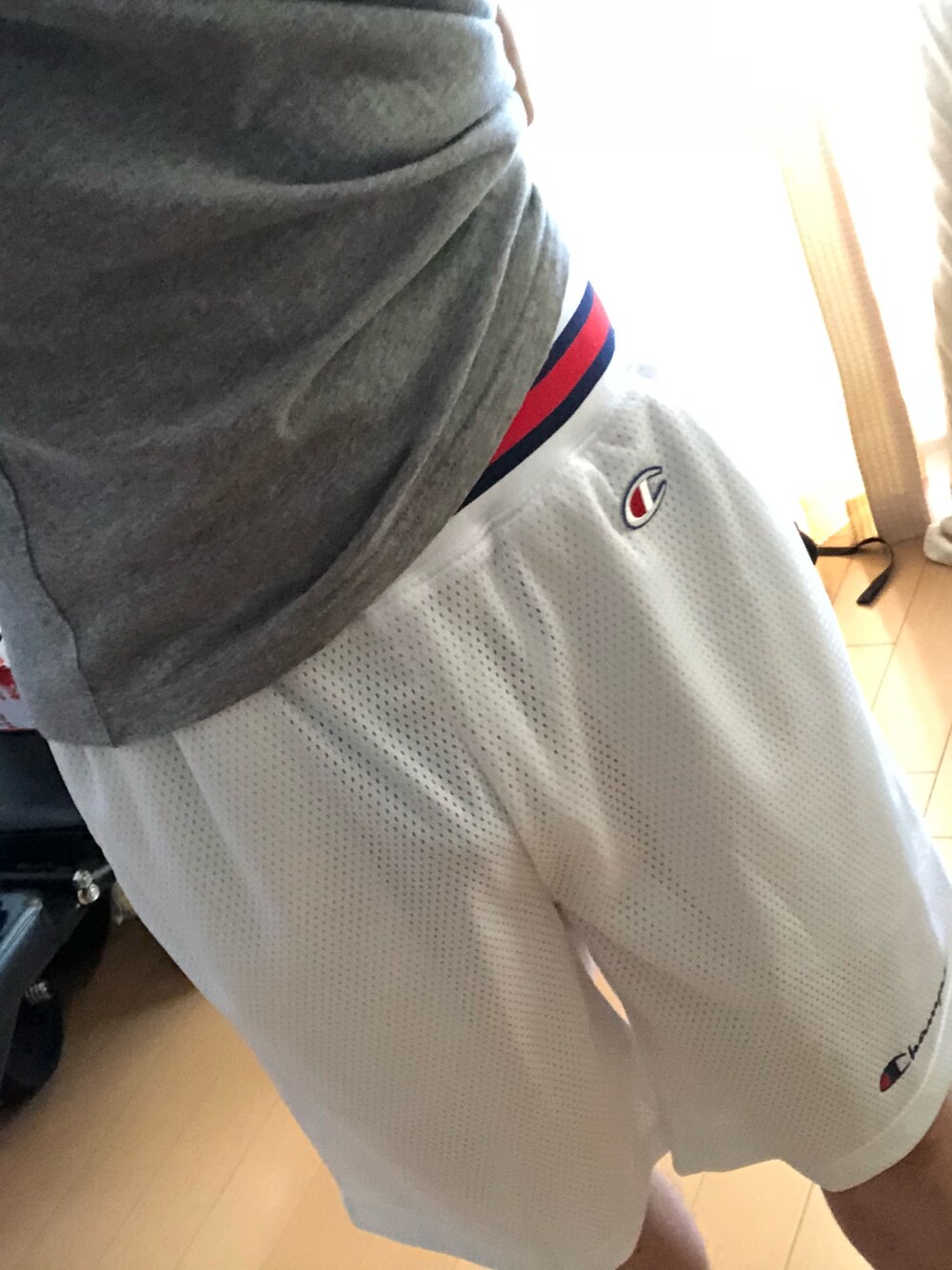 ホワイト系のその他パンツを着用したメンズの夏コーディネートの1枚目の写真