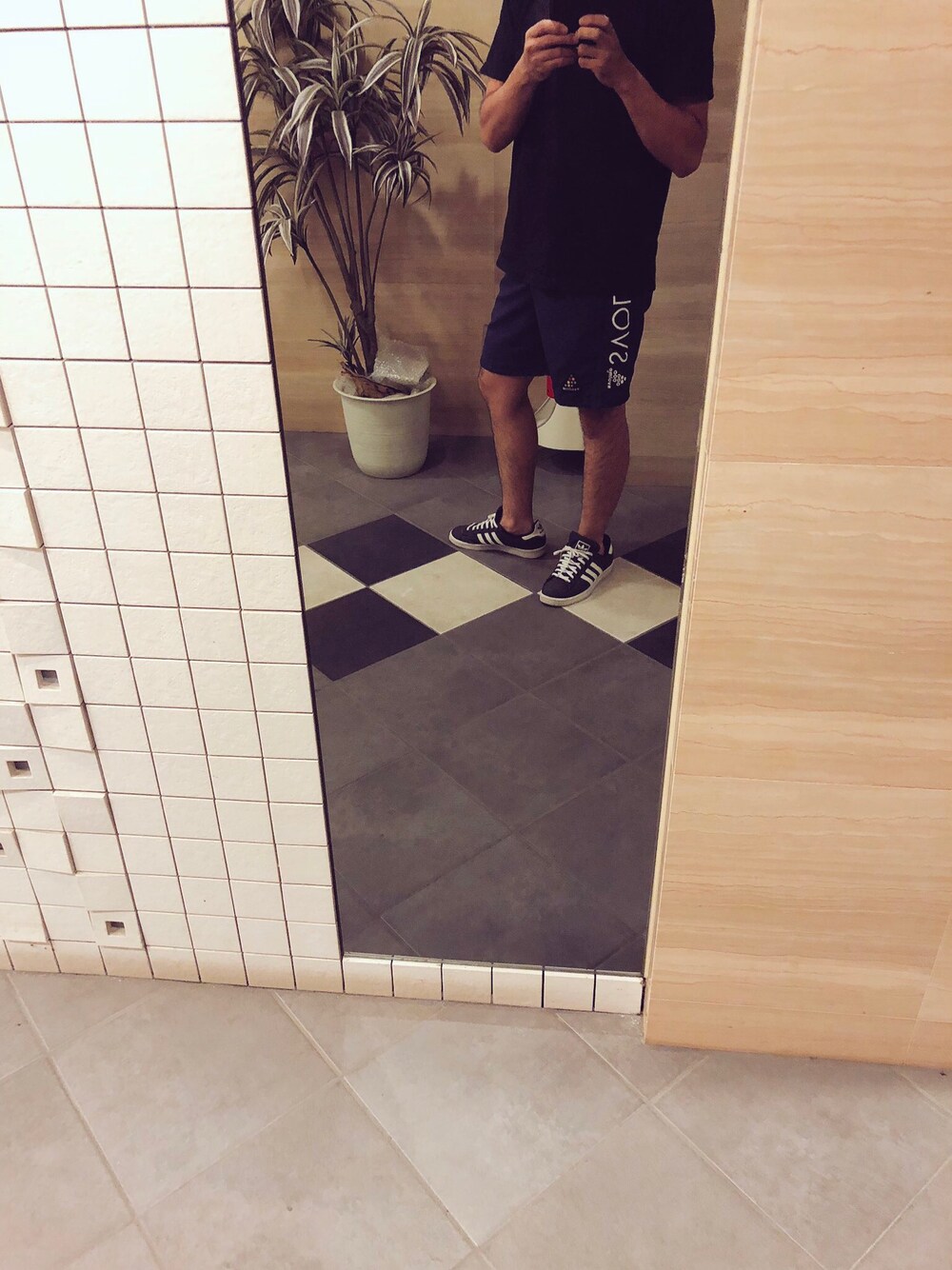 その他のスニーカーを着用したメンズの秋コーディネートの1枚目の写真