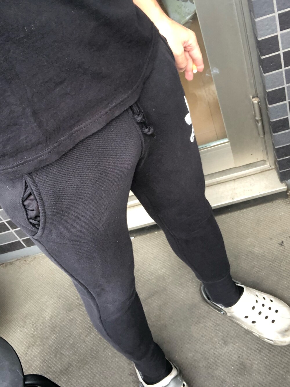 ブラック系のその他パンツを着用したメンズの秋コーディネートの1枚目の写真