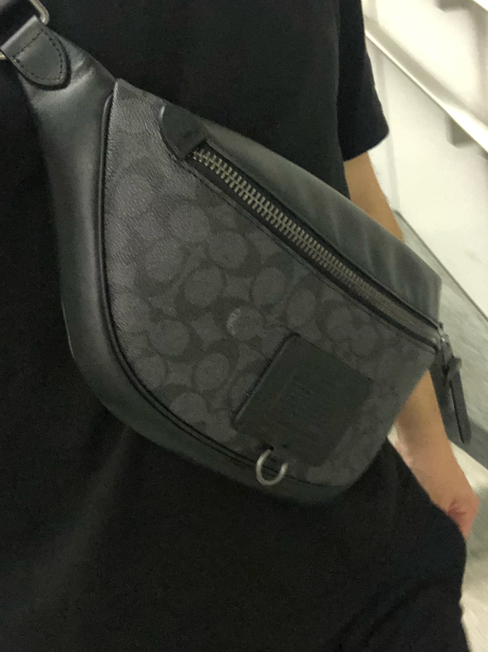 「COACHのアイテム（ボディバッグ/ウエストポーチ、ブラック系）」を使った、shinyaさん（メンズ・164cm）の秋コーディネートの1枚目の写真