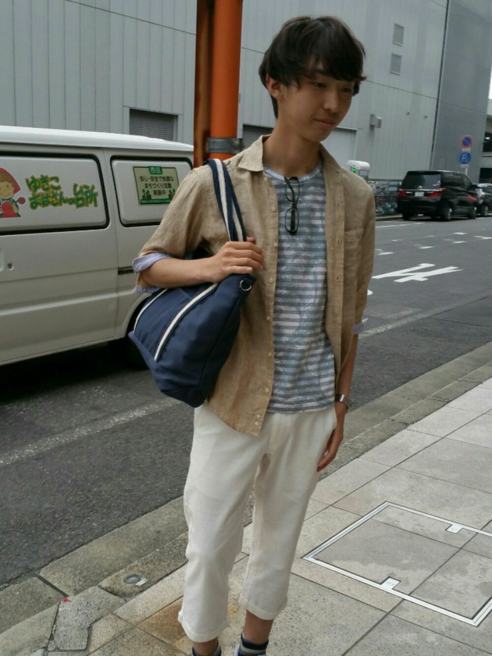 ブルー系のトートバッグ、ホワイト系のその他パンツ、ベージュ系のシャツ/ブラウスを着用したメンズの春コーディネートの1枚目の写真