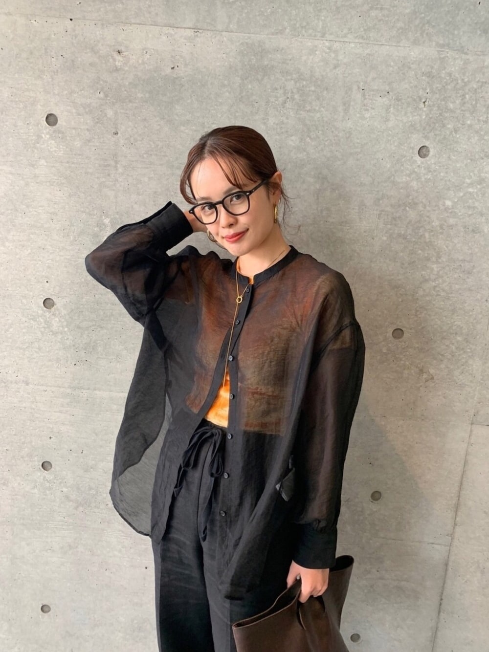 「メガネ女子、シースルー、シンプル、ベロア、シャツスタイル、Ray BEAMS、BEAMS」｜「Ray BEAMSのRay BEAMS / ストレッチ ベロア Tシャツ（Tシャツ/カットソー、オレンジ系）」を使った、chieriさん（レディース・162cm）の春コーディネートの1枚目の写真