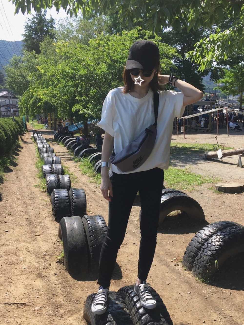 「モノトーン、カジュアル、スニーカーコーデ、運動会、パンツスタイル、ナイキ、ママコーデ、黒、白」｜「NIKEの【Nike】Heritage Hip Pack（ボディバッグ/ウエストポーチ、グレー系）」を使った、mamiさん（レディース・164cm）の夏コーディネートの1枚目の写真