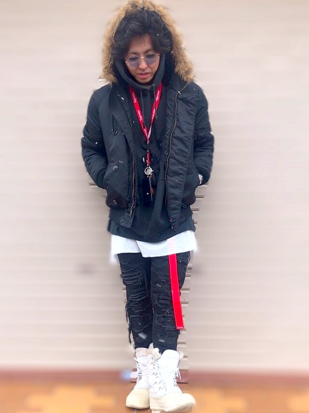 「シンプルコーデ、冬コーデ、おしゃれさんと繋がりたい、休日スタイル、ブラックコーデ、パパコーデ」｜「Supreme のアイテム（ダウンジャケット/コート、ブラック系）」を使った、宮本家さん（メンズ・170cm）の冬コーディネートの1枚目の写真